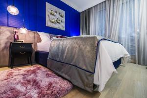 um quarto com paredes azuis e uma cama com um tapete em DiVine Luxury Apartment Blue em Zadar
