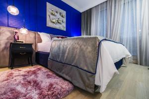Posteľ alebo postele v izbe v ubytovaní DiVine Luxury Apartment Blue