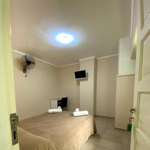 a bedroom with a bed and a tv on the ceiling at Hotel Di Sorrento in Mar del Plata