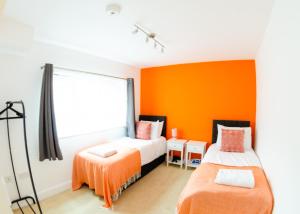 A bed or beds in a room at Modern Apartment -Ipswich - Great Location