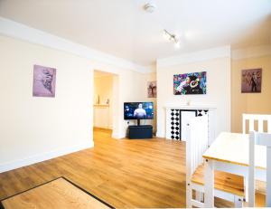a living room with a fireplace and a tv at Modern Apartment -Ipswich - Great Location in Ipswich