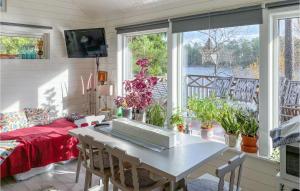 Zimmer mit einem Tisch mit Stühlen und einem TV in der Unterkunft Amazing Home In Bottnaryd With Wifi in Bottnaryd