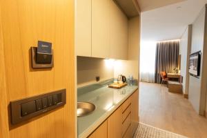 O bucătărie sau chicinetă la Radisson Hotel Istanbul Harbiye
