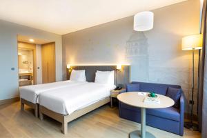 Un pat sau paturi într-o cameră la Radisson Hotel Istanbul Harbiye