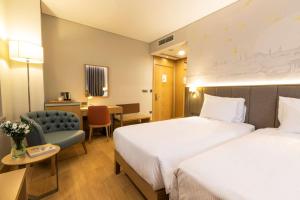 Un pat sau paturi într-o cameră la Radisson Hotel Istanbul Harbiye