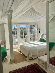 1 dormitorio con 1 cama grande en una habitación con ventanas en Luxury Villa in front of the famous Pont-du-Gard., en Castillon-du-Gard