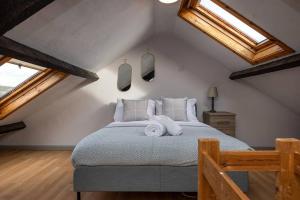 - une chambre avec un grand lit et des serviettes dans l'établissement Cheerful 5 bed Property in Llanelli, à Llanelli