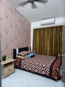 Postel nebo postele na pokoji v ubytování Maisarah Homestay Melaka, Islamic Home in Melaka