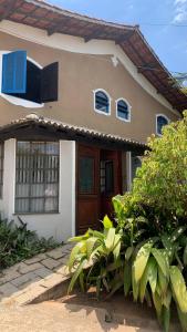 a house with a door and some plants at Café com Morada - Cama e Café in Jundiaí