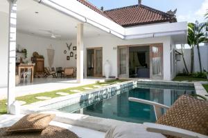 einen Pool im Hinterhof einer Villa in der Unterkunft Villa Paz Bali in Canggu