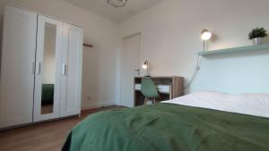 a bedroom with a bed and a desk and a chair at Le Terracotta Ideal Groupe Salle de sport Parking Gratuit in Troyes