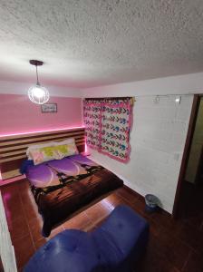 um quarto com uma cama, um sofá e uma janela em Cabañas Alicia em Cidade do México