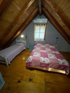 1 dormitorio con 1 cama en el ático en Complejo Cascadas de Artalaz en Colón