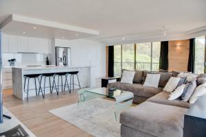 sala de estar con sofá y mesa en The Rocks Resort - Official, en Gold Coast