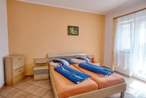 een slaapkamer met een bed met blauwe kussens erop bij Apartments with a parking space Vodice - 6178 in Vodice