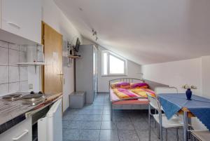 een klein appartement met een bed en een tafel en stoelen bij Apartments with a parking space Vodice - 6178 in Vodice