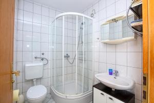 een badkamer met een toilet, een douche en een wastafel bij Apartments with a parking space Vodice - 6178 in Vodice