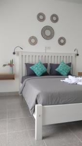 ein Schlafzimmer mit einem großen Bett mit blauen Kissen in der Unterkunft Anjo Maumere Hotel & Restaurant in Nangalima
