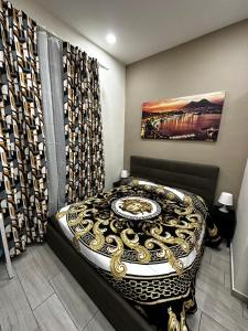 1 dormitorio con 1 cama en una habitación con cortinas en Hotel B&B Spaccanapoli, en Nápoles