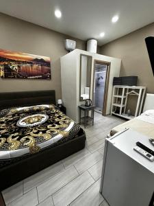 - une chambre avec un grand lit dans l'établissement Hotel B&B Spaccanapoli, à Naples