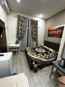 1 dormitorio con 1 cama y ducha. en Hotel B&B Spaccanapoli, en Nápoles