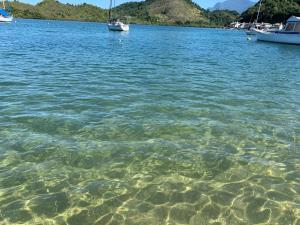 una gran masa de agua con barcos dentro en Paraíso em Angra dos Reis - Casa 56-A - Praia do Engenho, en Angra dos Reis
