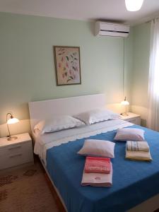 Posteľ alebo postele v izbe v ubytovaní Apartments with a parking space Trogir - 12695