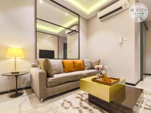 un soggiorno con divano e tavolo di Paradigm Residence by JBcity Home a Johor Bahru