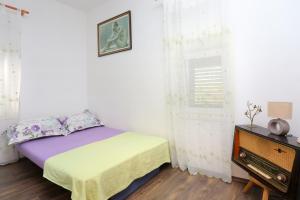 Posteľ alebo postele v izbe v ubytovaní Apartments by the sea Kastel Stafilic, Kastela - 15110