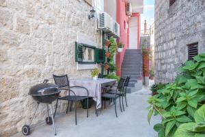Balkón alebo terasa v ubytovaní Apartments by the sea Kastel Stafilic, Kastela - 15110 + 8 fotografií