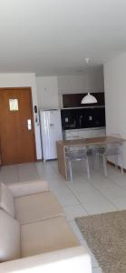 uma sala de estar com uma mesa e uma cozinha em Residencial Iloa na Barra de São Miguel