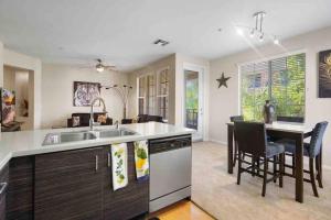 アナハイムにあるCOZY 2BR/2BA ! 5MINtoDisney ! AngelStadium!HondaCenterのシンクとテーブルと椅子のあるキッチン