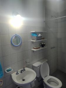 łazienka z toaletą i umywalką w obiekcie Casa de Barro Tilcara w mieście Tilcara