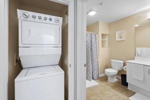 アナハイムにあるCOZY 2BR/2BA ! 5MINtoDisney ! AngelStadium!HondaCenterのバスルーム(洗濯機、乾燥機、トイレ付) +16枚の写真