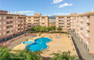 - une vue aérienne sur la piscine d'un complexe dans l'établissement Lovely Apartment In Santa Pola With Kitchenette, à Santa Pola