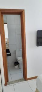 uma pequena casa de banho com WC num quarto em Residencial Iloa na Barra de São Miguel