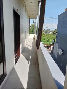 un couloir d'un immeuble avec fenêtre dans l'établissement Yanti Guest House, à Canggu