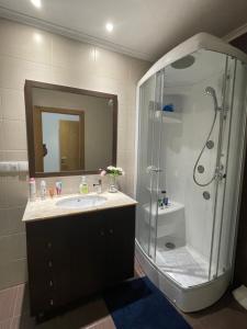 La salle de bains est pourvue d'une douche, d'un lavabo et d'un miroir. dans l'établissement Aqui é o seu lugar., à Bobadela