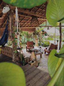 聖米格爾－杜斯米拉格里斯的住宿－Pousada Peixe do Mato，度假村内带吊床和椅子的户外庭院
