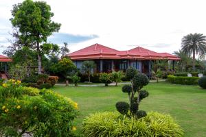 a house with a red roof in a yard at Lanta Lapaya Resort in Ko Lanta