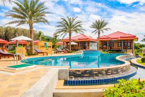 Bazén v ubytování Lanta Lapaya Resort nebo v jeho okolí