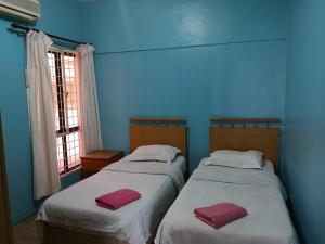 Llit o llits en una habitació de Marina Court KK City Homestay