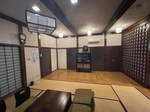 仙石原にあるSecret Garden Resort&Onsen秘密の花園箱根温泉別荘のテーブル、椅子、テレビが備わる広い客室です。
