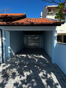 un patio vacío de una casa con techo en Casa da Penha/SC, en Penha