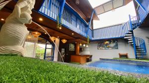 Anny Guesthouse by ecommerceloka内部或周边的泳池