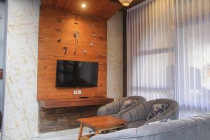 Anny Guesthouse by ecommerceloka的电视和/或娱乐中心