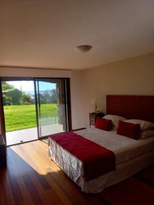 sypialnia z dużym łóżkiem i dużym oknem w obiekcie Zamá Hotel only adults w mieście Punta del Este