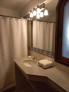 W łazience znajduje się umywalka z prysznicem i lustrem. w obiekcie Zamá Hotel only adults w mieście Punta del Este