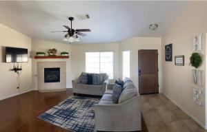 ein Wohnzimmer mit einem Sofa und einem Kamin in der Unterkunft Ranch House in Bakersfield