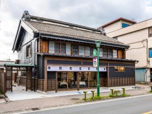 un vecchio edificio all'angolo di una strada di NIPPONIA Chichibu Monzenmachi a Chichibu